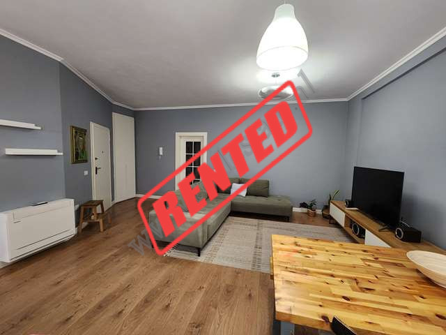 Apartament 2+1 per qira tek rruga Bilal Sina ne Tirane.
Apartamenti pozicionohet ne katin e pare te